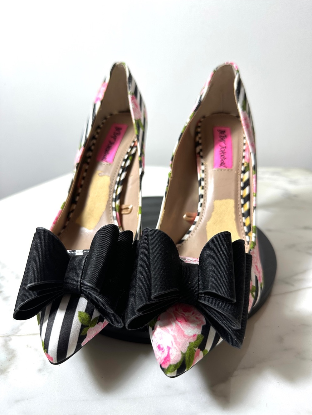 Betsey Johnson Black & White Stripe Pumps with Pink Rose Print and Black Bow - Picture 2 of 8